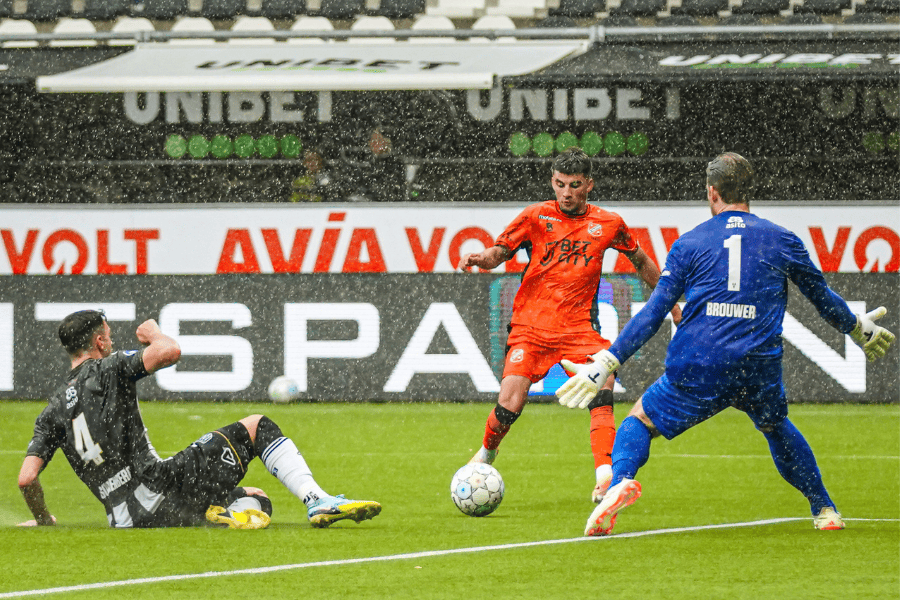 包含赛后荷甲传出新动向，费耶诺德临场应变，管理层表态：球迷炸锅，球探报告显示潜力的词条